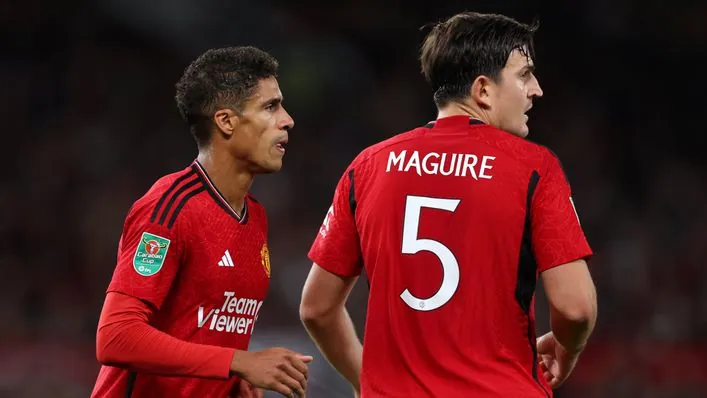 Ten Hag khẳng định không có vấn đề với Varane, hài lòng với Maguire
