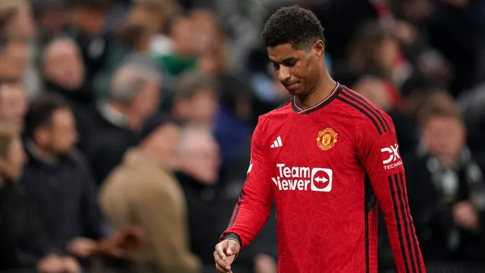 Rasmus Hojlund chỉ trích thẻ đỏ của Rashford sau thất bại sốc của Manchester United