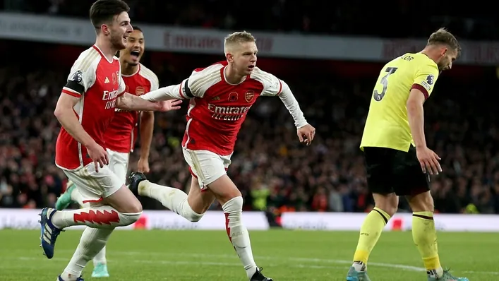 Zinchenko tỏa sáng giúp Arsenal đè bẹp Burnley, san bằng điểm số với Man City