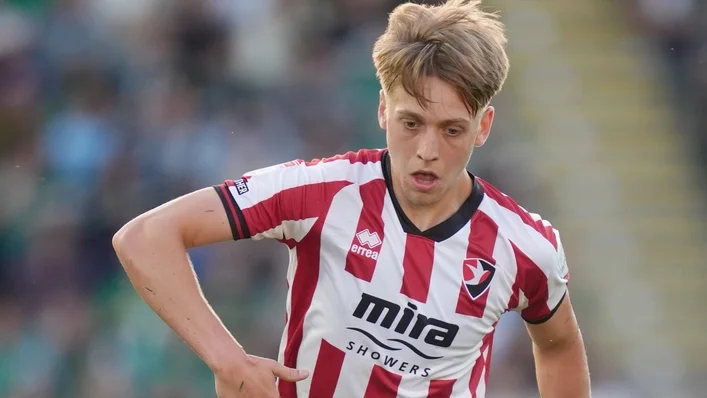 Jordan Thomas Tỏa Sáng Giúp Cheltenham Đánh Bại Colchester 2-1
