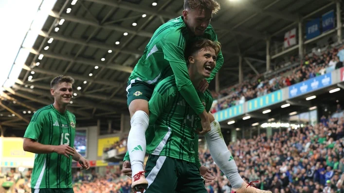 Bắc Ireland chiến thắng 1-0 trước Iceland trong trận giao hữu kịch tính