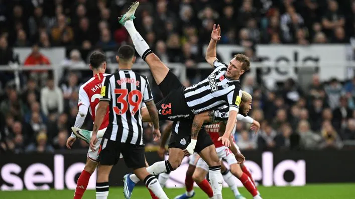 Dan Burn của Newcastle đối mặt với chấn thương cột sống nghiêm trọng, có thể ngồi ngoài hai tháng