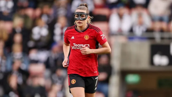 Ella Toone: Ngôi sao không thể ngăn cản của Manchester United