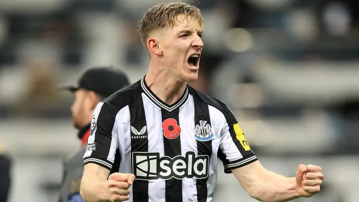 Anthony Gordon: Ngôi sao đang tỏa sáng tại Newcastle