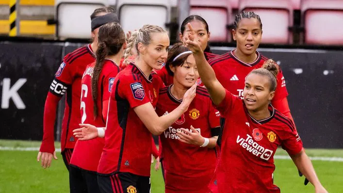Manchester United Đánh Bại West Ham 5-0 Trong Cơn Mưa Tại Leigh Sports Village