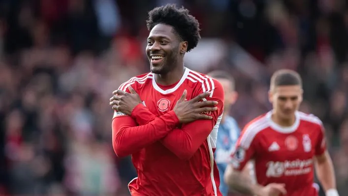 Ola Aina: Ngôi sao sáng của Nottingham Forest mùa này