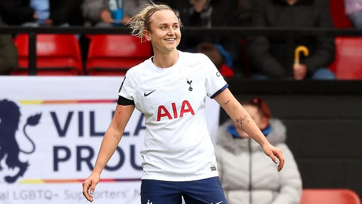 Martha Thomas tìm lại nụ cười trên sân bóng sau khi chuyển đến Tottenham